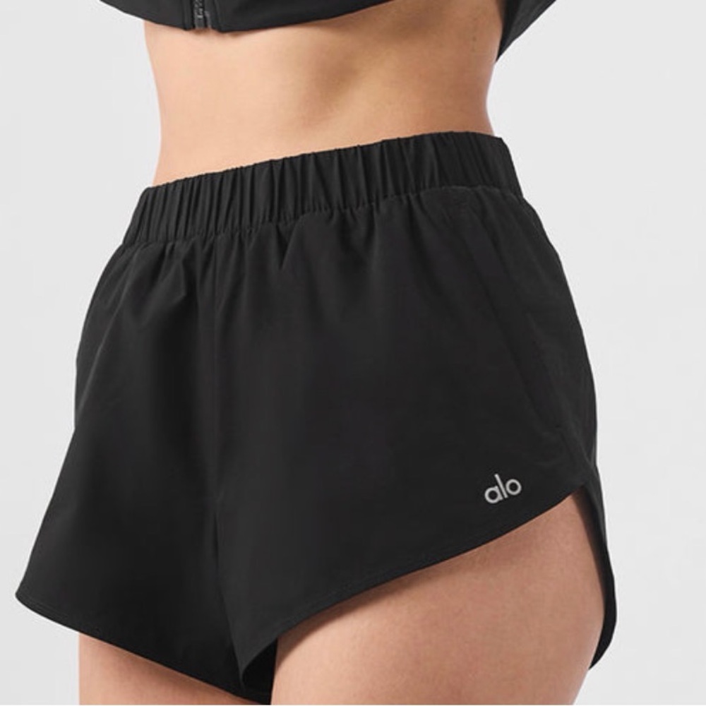 ALO Yoga Playmaker Dolphin Short EUC Sz Medium in Black
